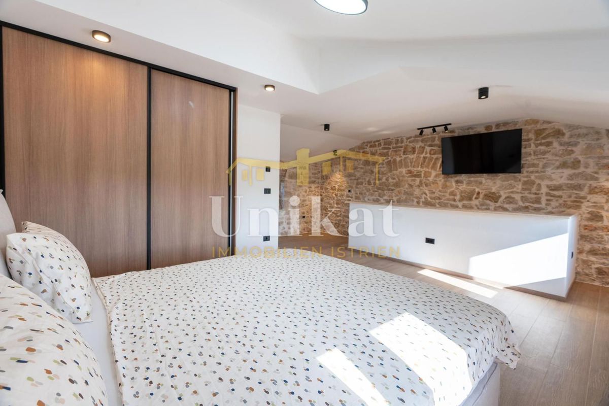 Renovirana kamnita hiša s bazenom